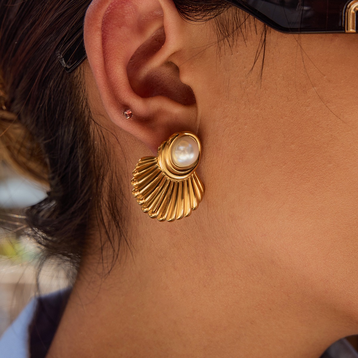 18K gold geometric inlaid pearls exquisite design noble earrings - Image 4