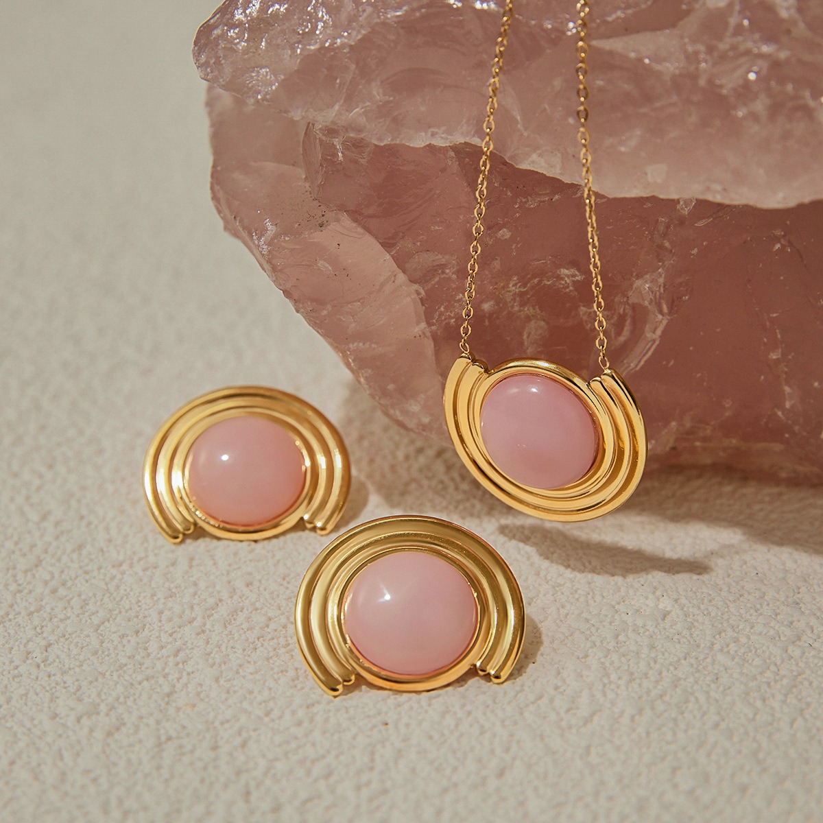 18K gold round shape with textured gemstone design light luxury noble necklace - Image 5
