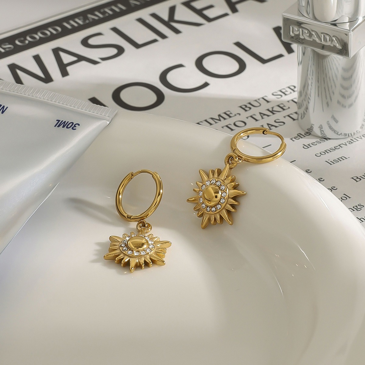 18k gold sun-shaped diamond-studded earrings with unique design - Image 4