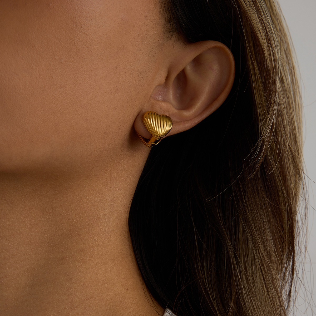 18K gold heart-shaped earrings with textured design, simple and fashionable - Image 4