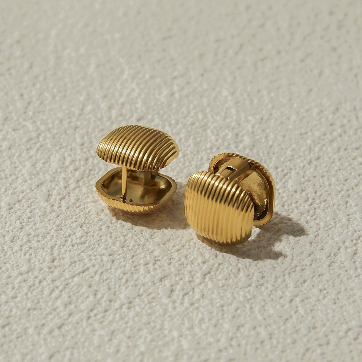 18K gold arc-shaped square with vertical stripes design exquisite and simple earrings - Image 4