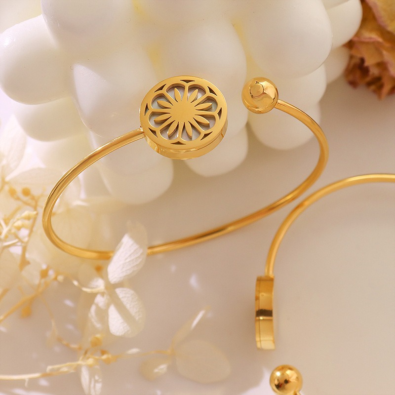 18K gold round bracelet with hollow flower pattern design, classic and fashionable