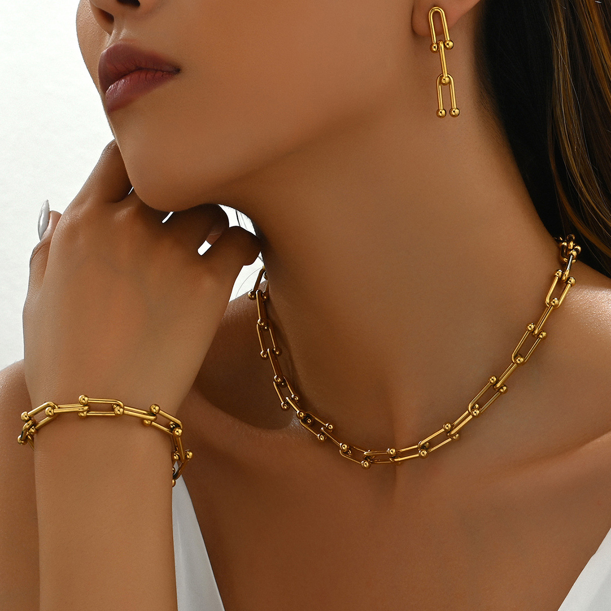 18k gold horseshoe chain bracelet and earrings - Image 5
