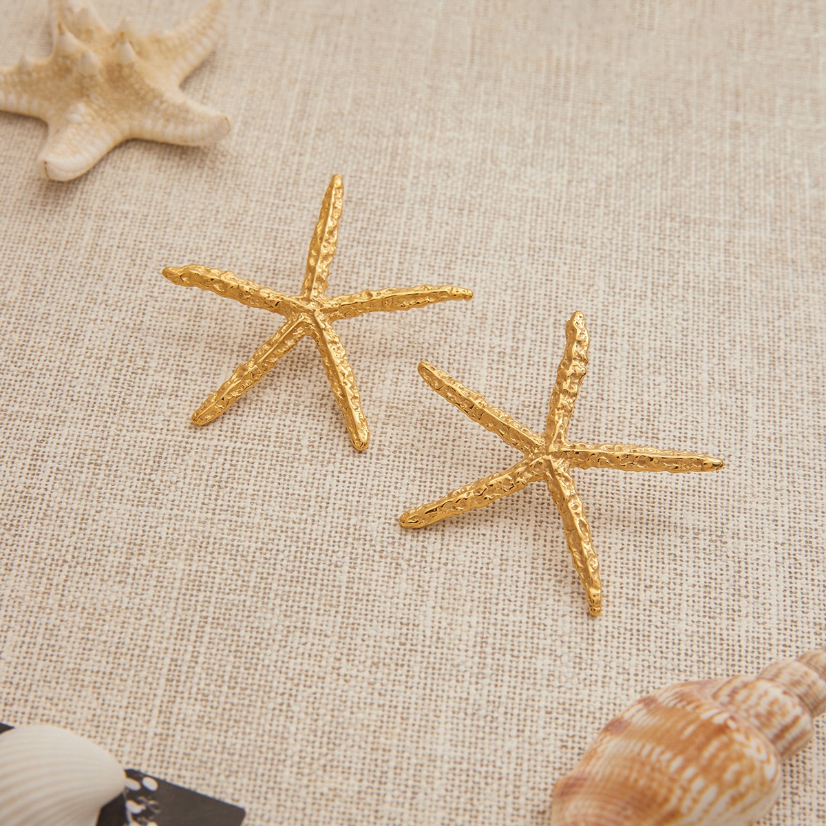 18K gold starfish-shaped earrings with a simple and unique design - Image 4
