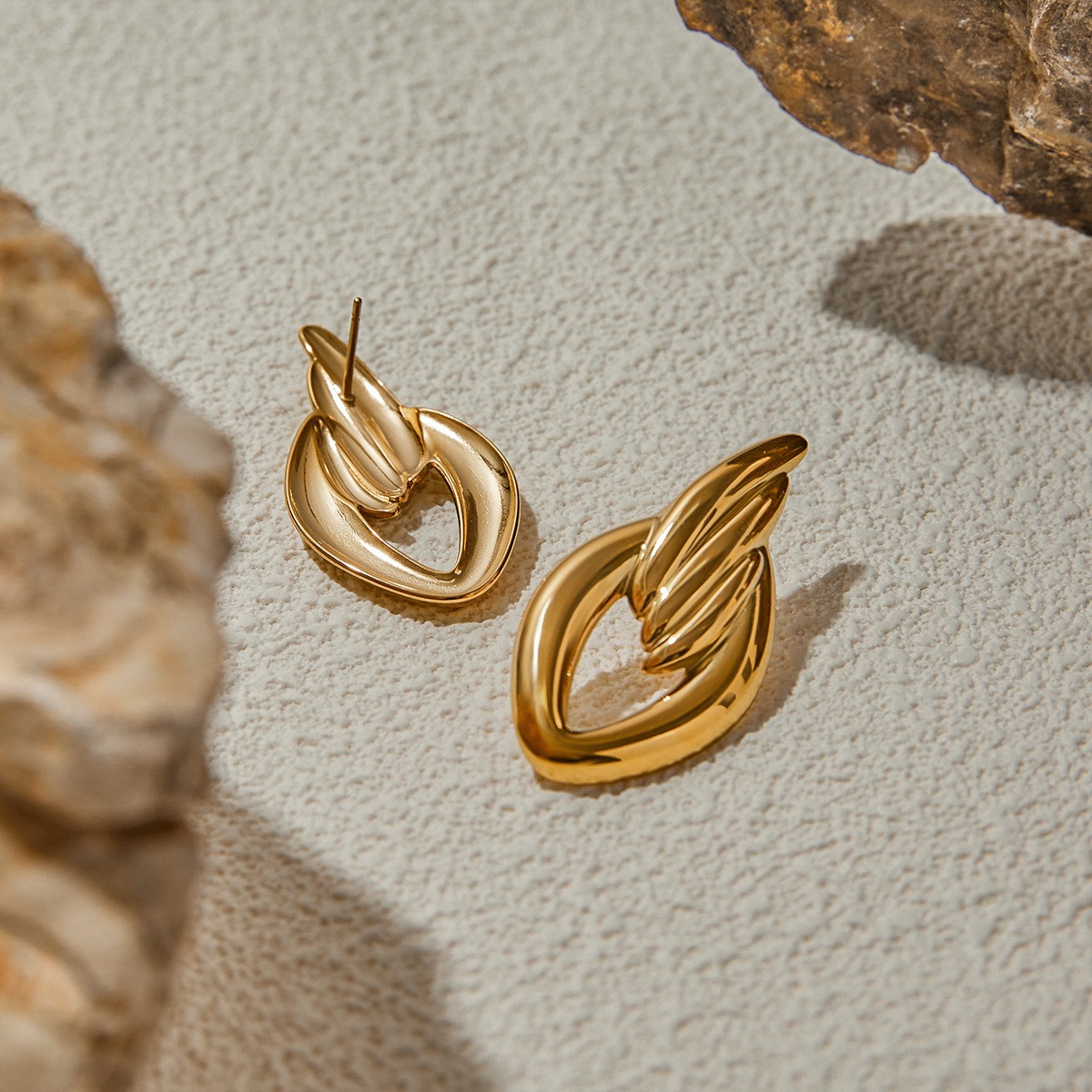 18K gold geometric diamond hollow design simple personality earrings - Image 4