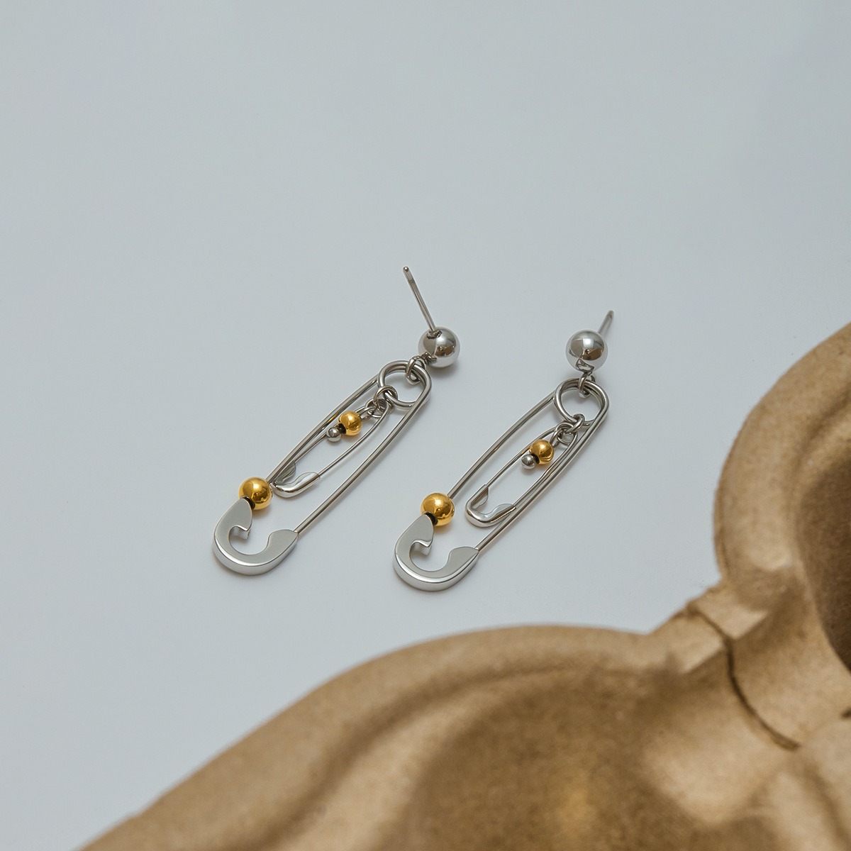 18K gold pin-shaped earrings with round beads, unique and personalized design