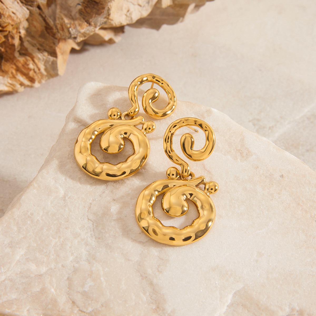 18K gold hollow thread design simple and elegant earrings