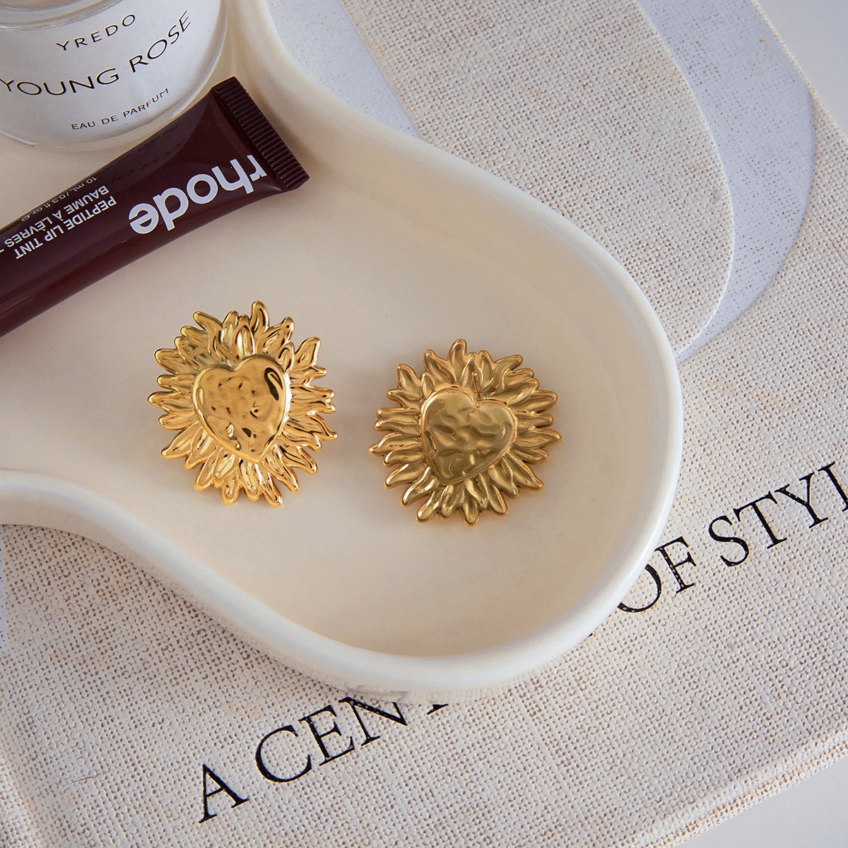 18K Gold Heart-Shaped Sun Design Lightweight Luxury Stud Earrings - Image 3