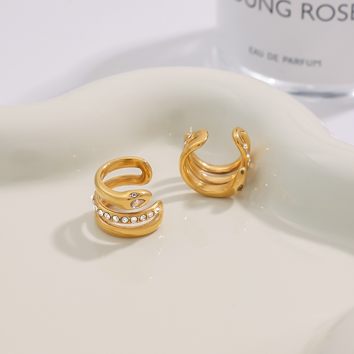 18K gold geometric diamond earrings with exquisite design - Image 5