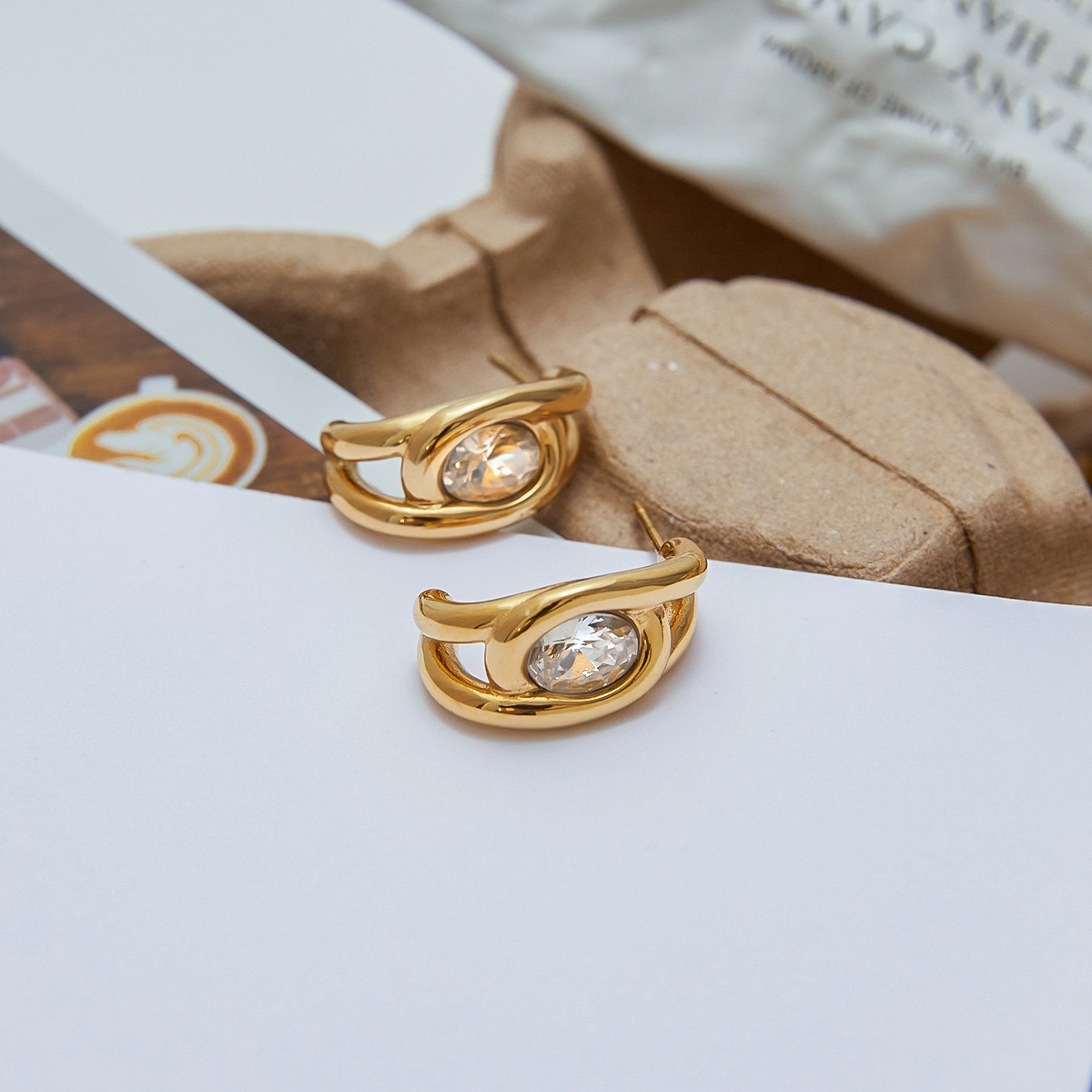 18K gold C-shaped gemstone earrings with exquisite design - Image 8