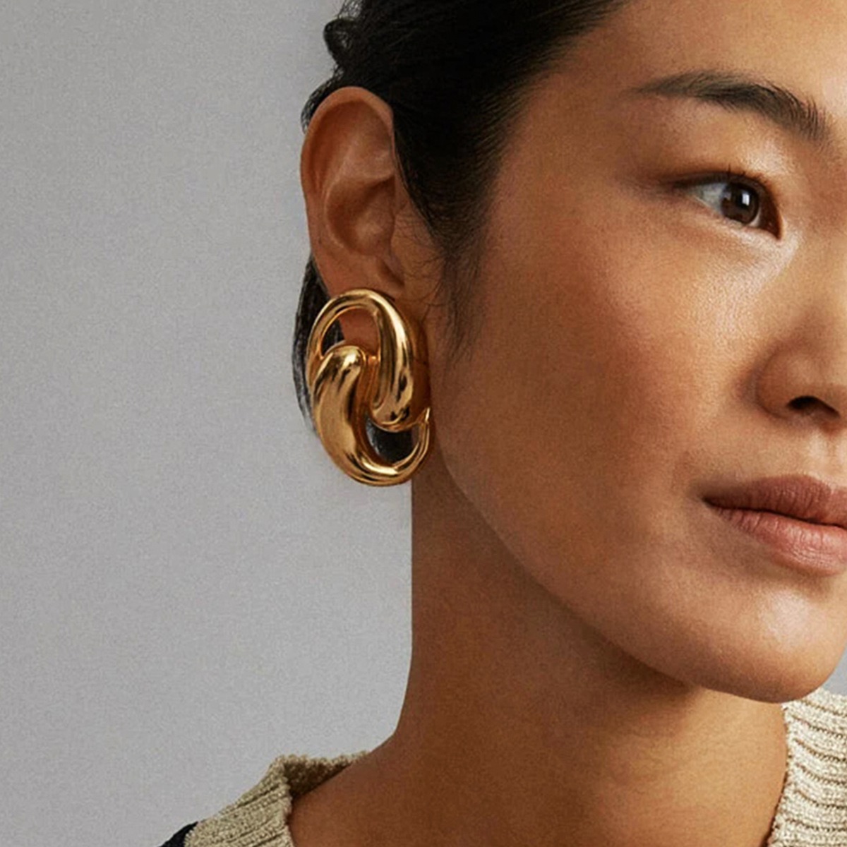 18K gold double teardrop-shaped earrings with hollow design, unique personality - Image 3