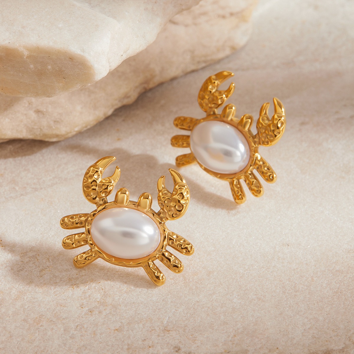 18K gold crab-shaped earrings inlaid with pearls, exquisite and unique design