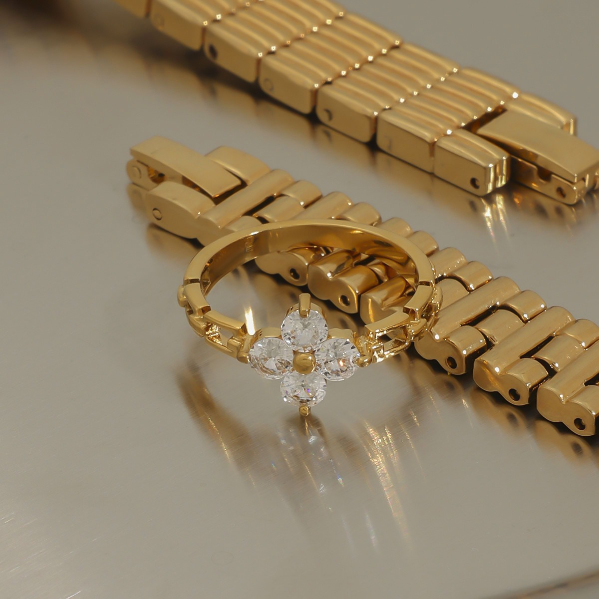 18K gold flower-shaped gemstone-set ring with exquisite design and dazzling