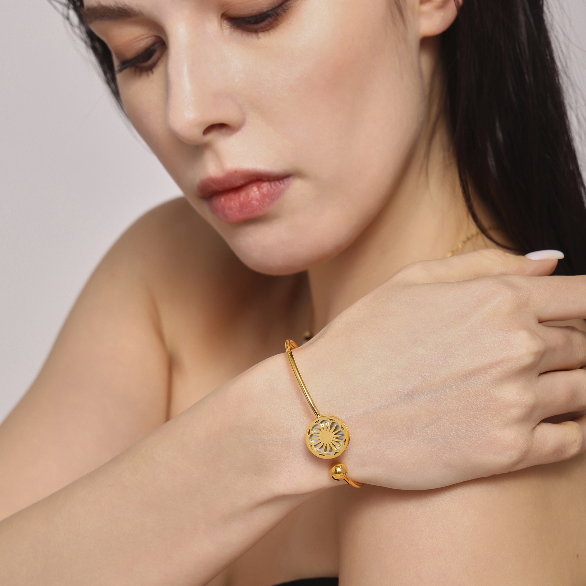 18K gold round bracelet with hollow flower pattern design, classic and fashionable - Image 6