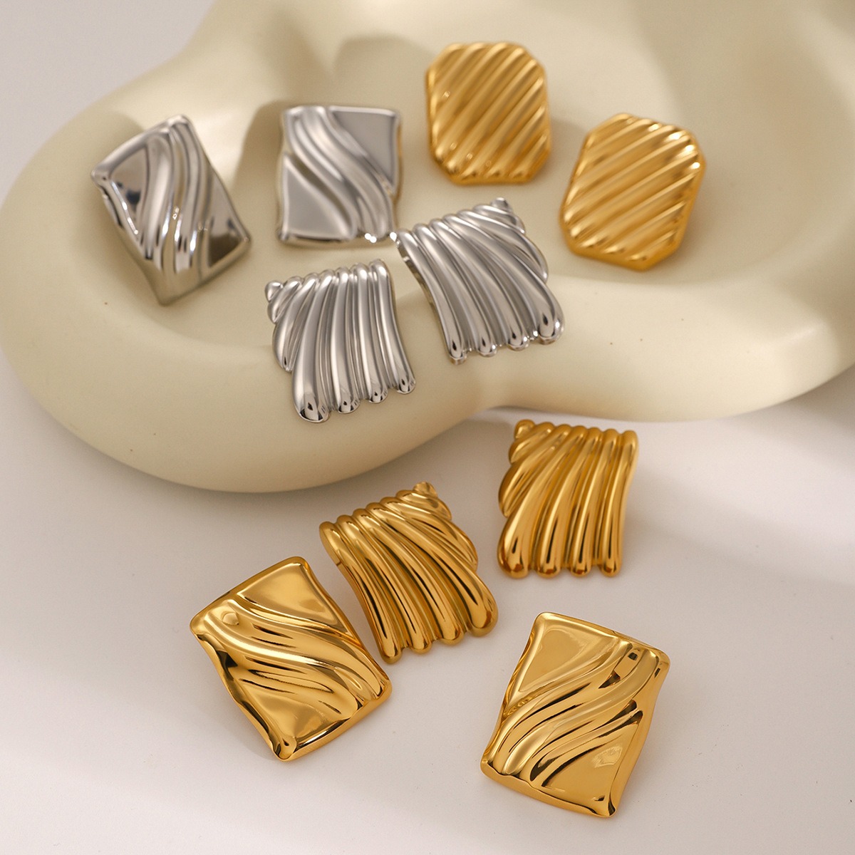 18K gold simple geometric square with wave pattern design earrings