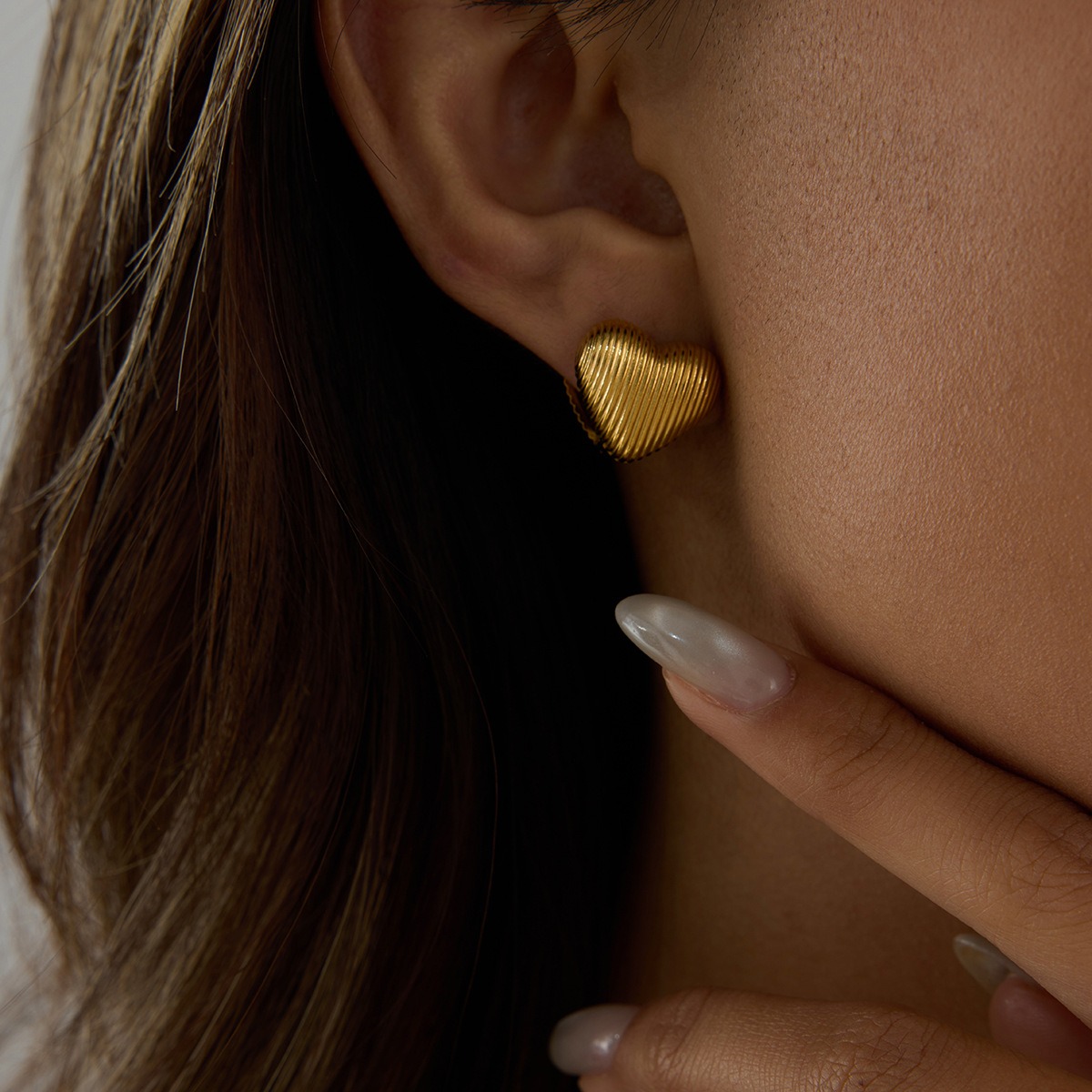 18K gold heart-shaped earrings with textured design, simple and fashionable - Image 5