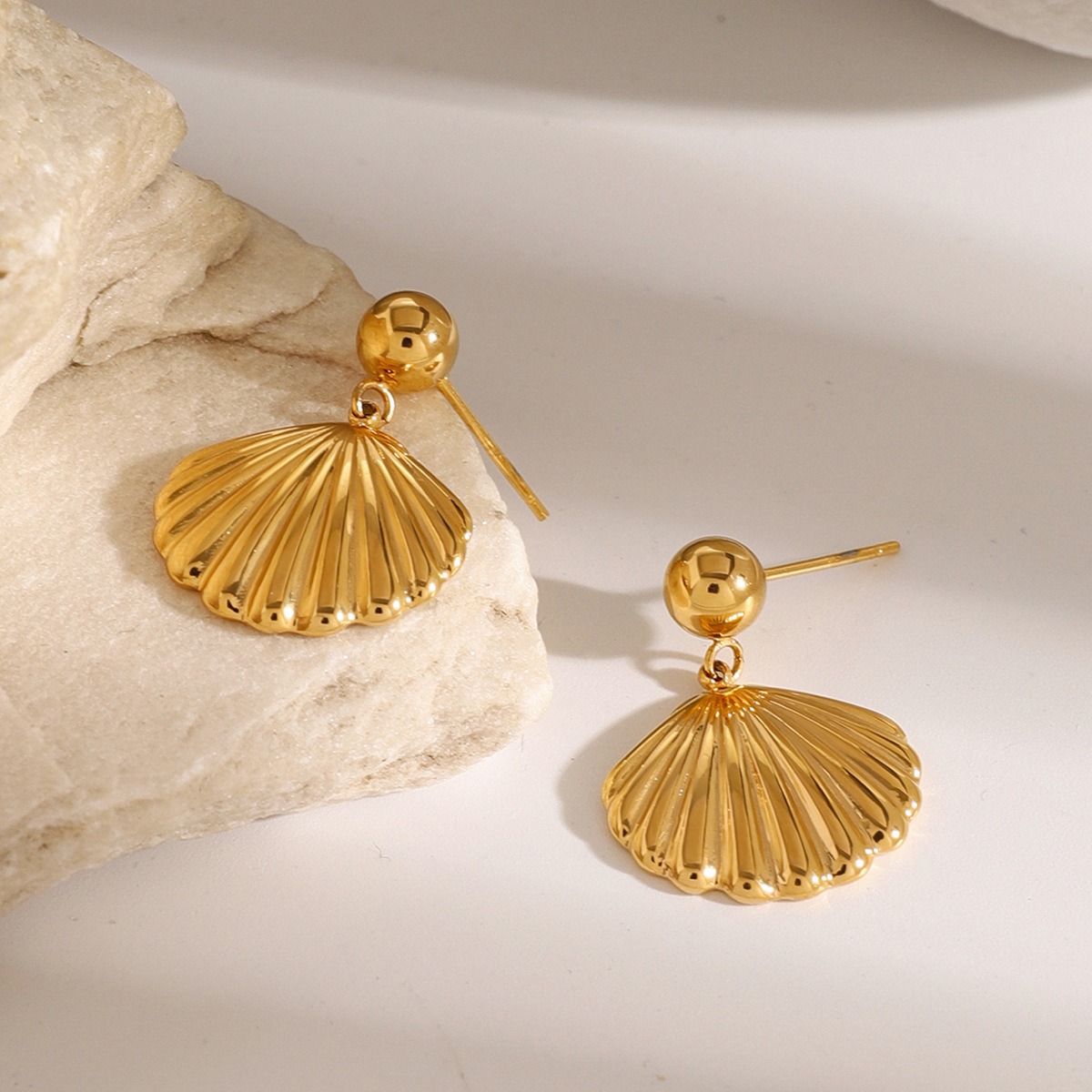 18K gold exquisite and fashionable round beads with shell high-end design earrings - Image 4