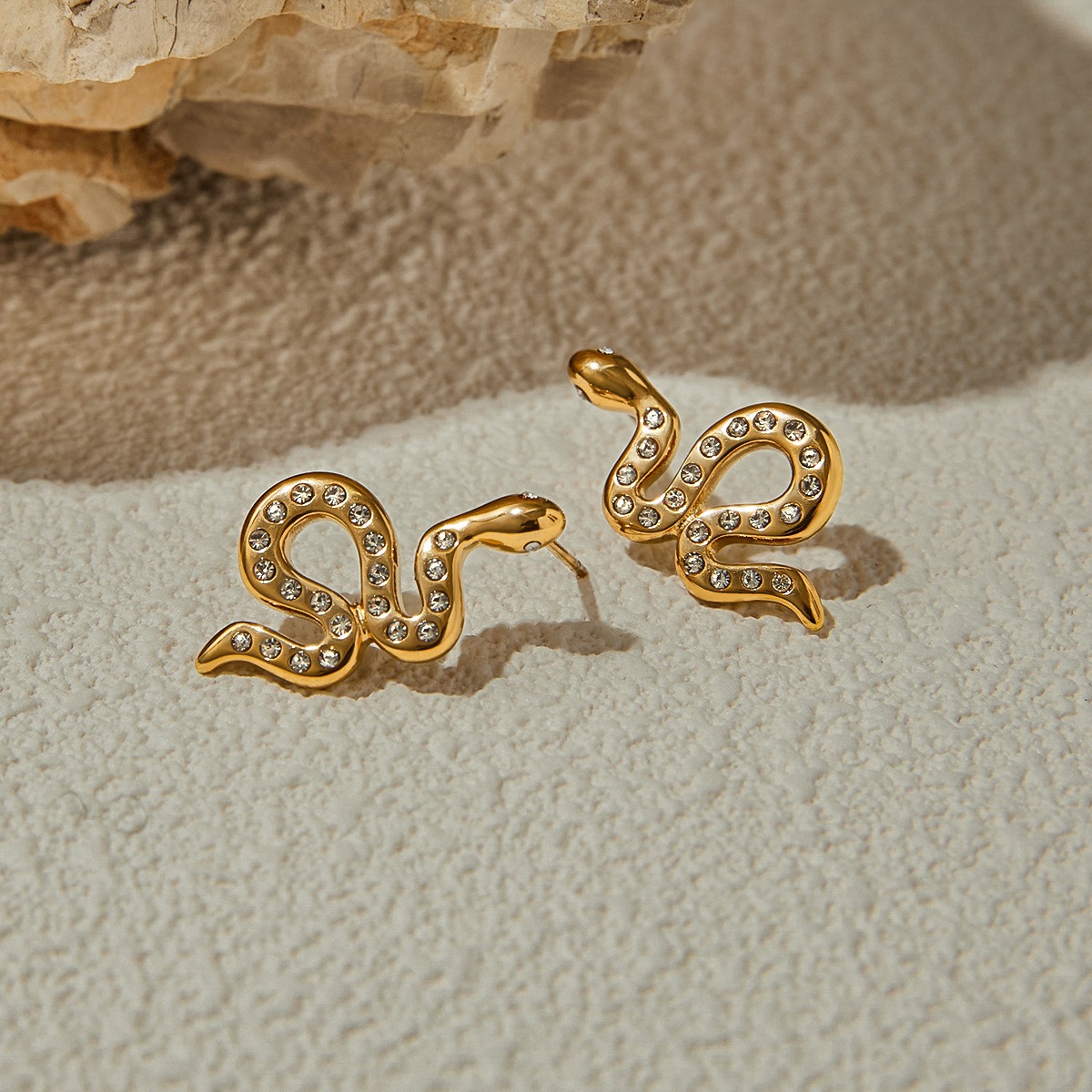 18K gold snake-shaped diamond-studded earrings with exquisite design