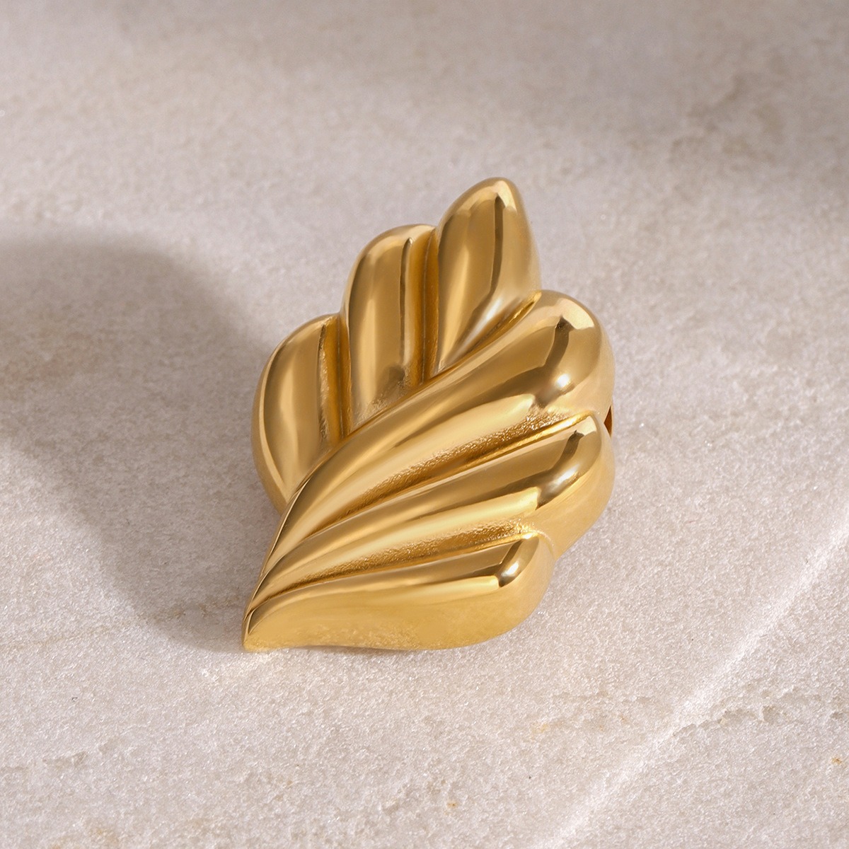 18K gold leaf-shaped brooch with textured design