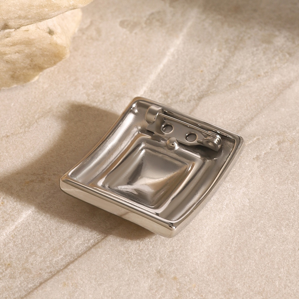 18K gold geometric square with gold and silver contrast design high-end brooch - Image 5