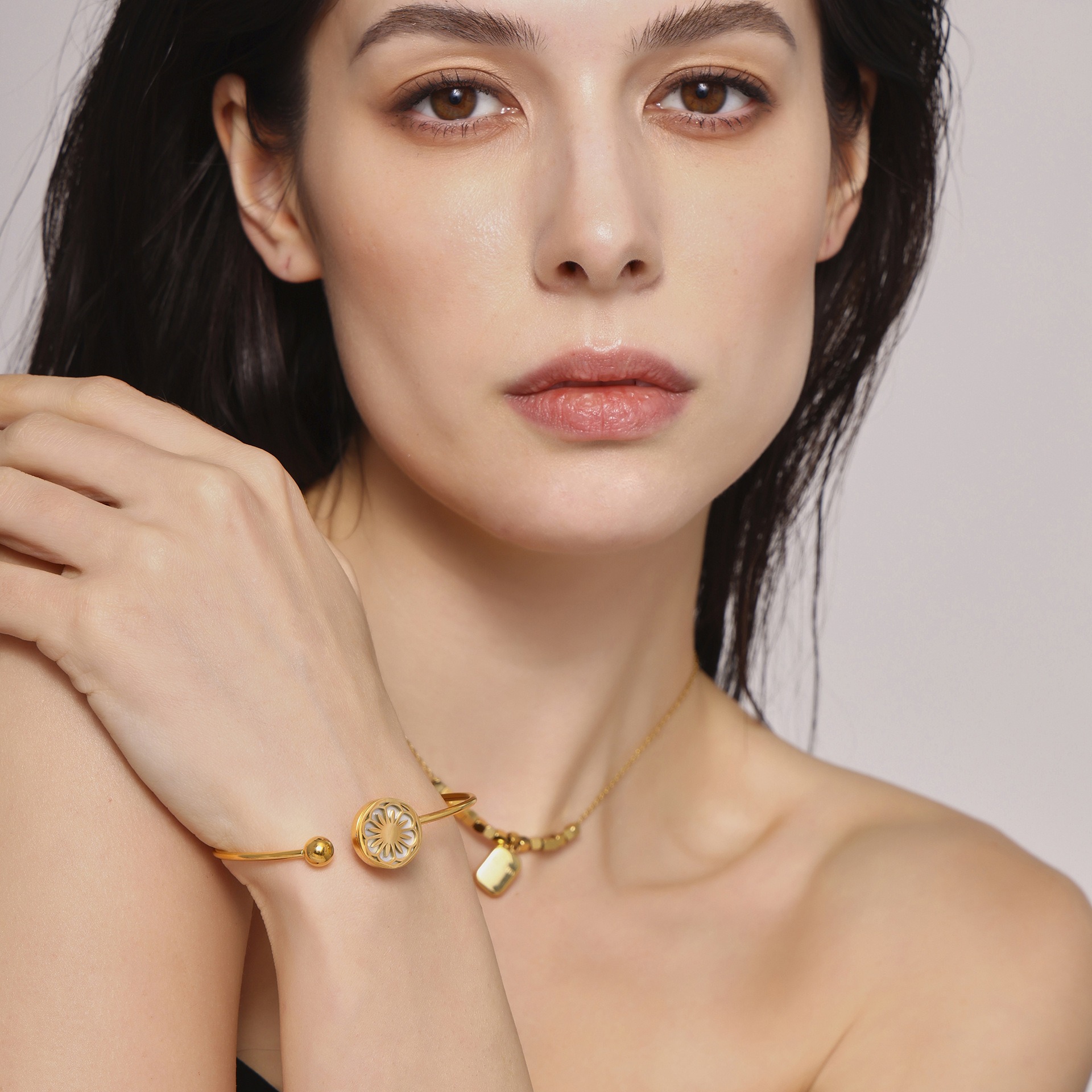 18K gold round bracelet with hollow flower pattern design, classic and fashionable - Image 7