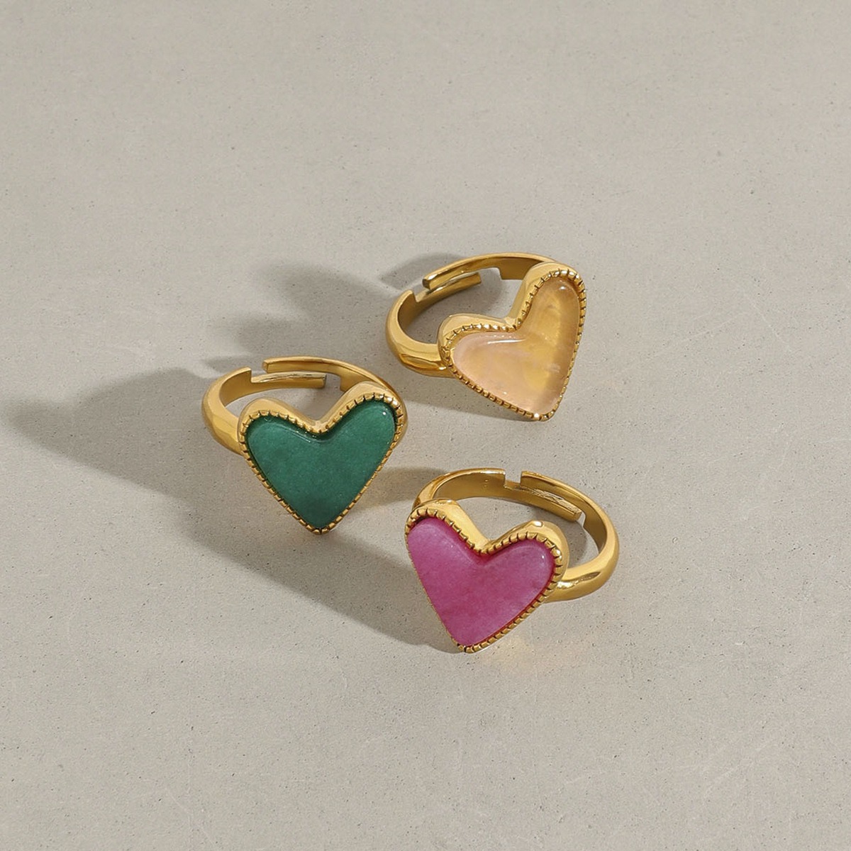 18K gold heart-shaped ring with textured design - Image 4