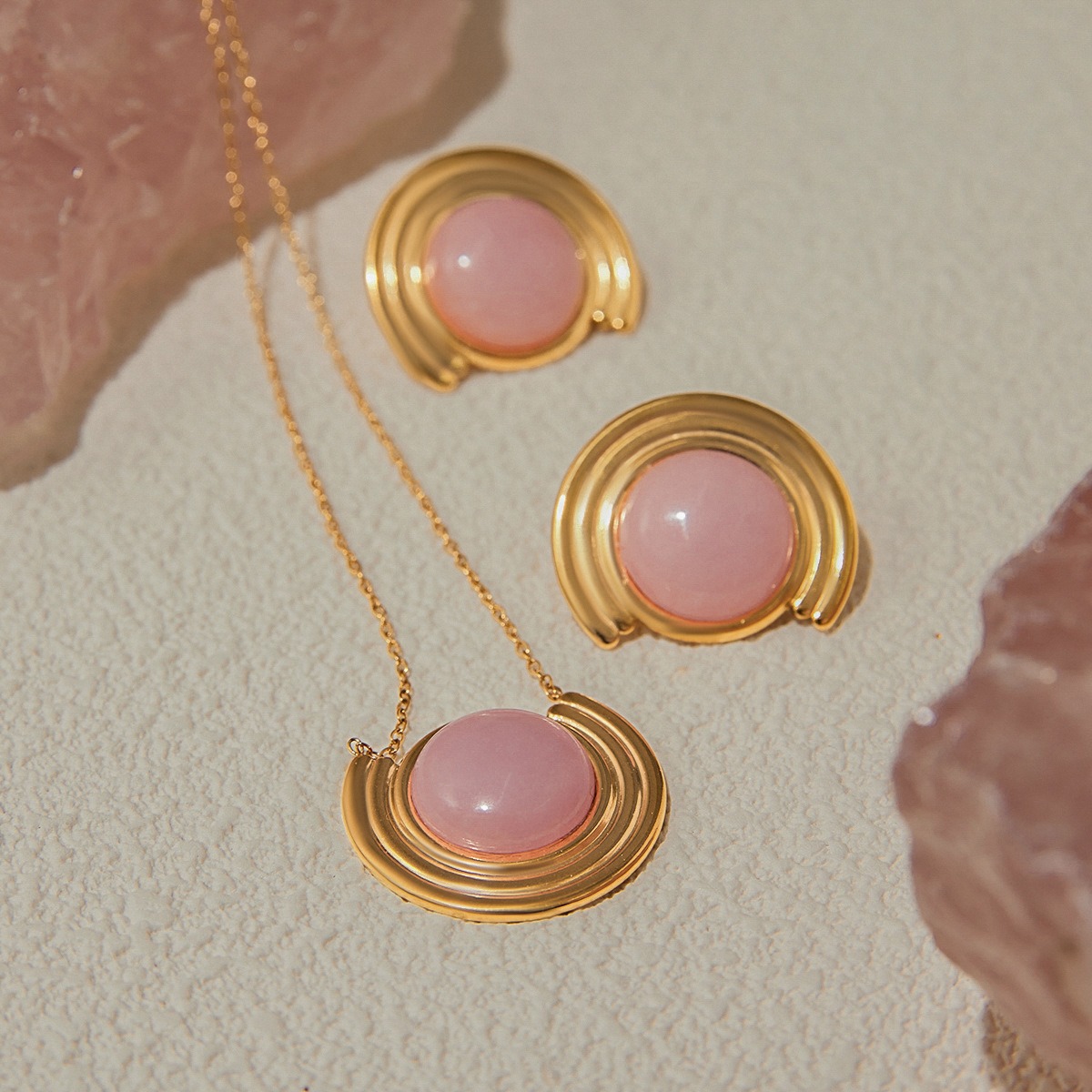 18K gold round shape with textured gemstone design light luxury noble necklace