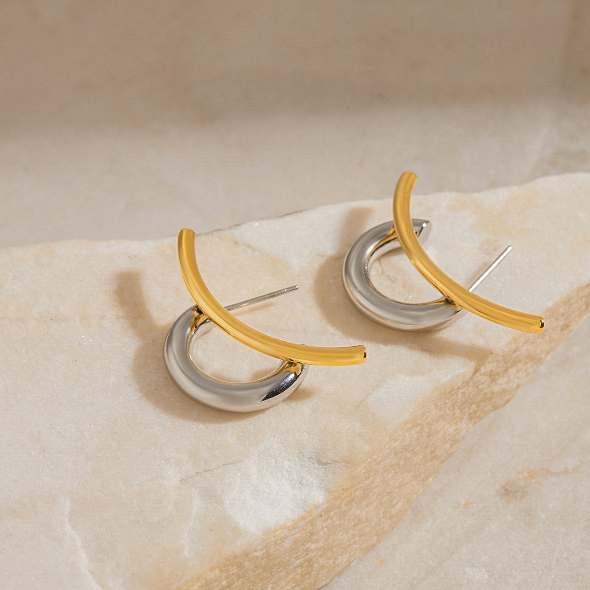 18K gold double C-shaped earrings with gold and silver color matching design, trendy and personalized - Image 8