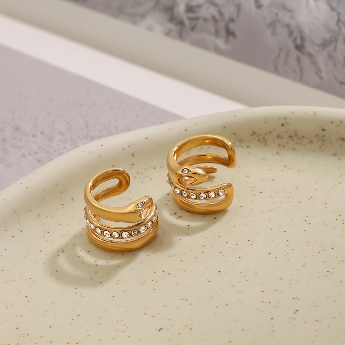 18K gold geometric diamond earrings with exquisite design