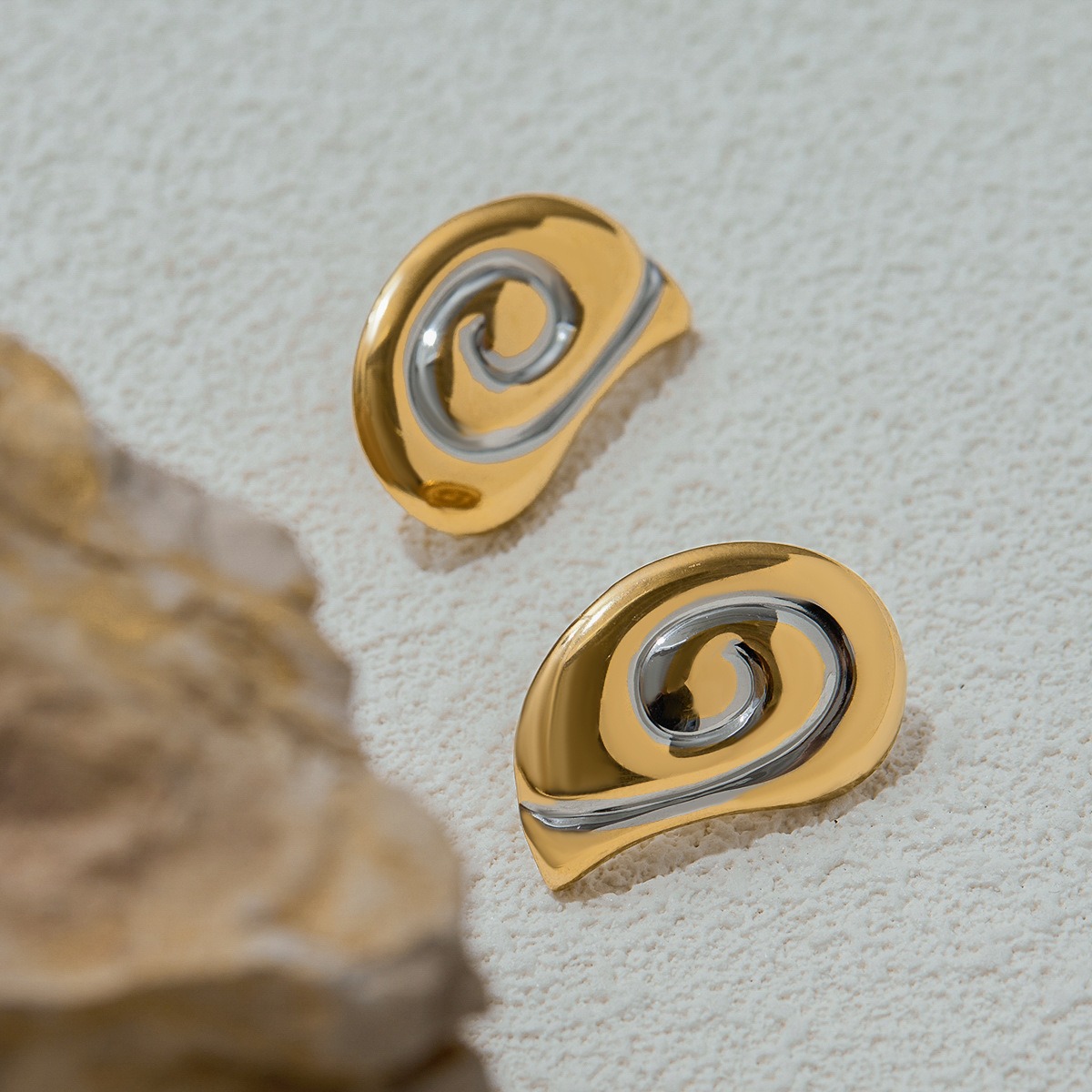 18K gold conch-shaped earrings with gold and silver color matching design and ocean style