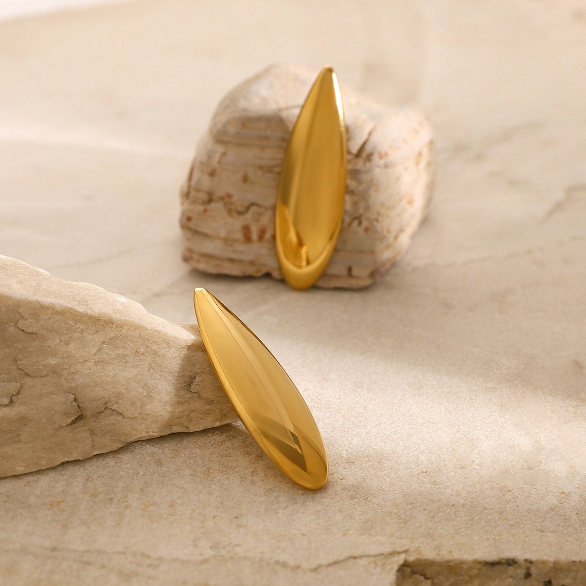 18K gold noble and elegant teardrop-shaped earrings with simple style - Image 6