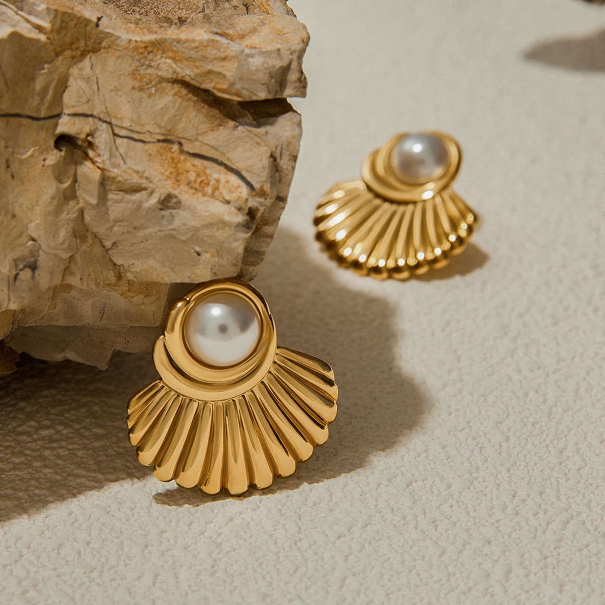 18K gold geometric inlaid pearls exquisite design noble earrings