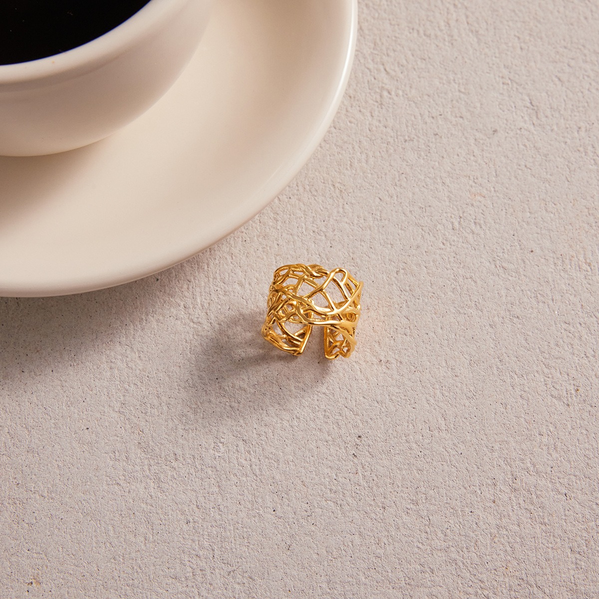 18K gold-plated, lightweight, luxurious, and high-quality pearl and titanium steel ring. - Image 7