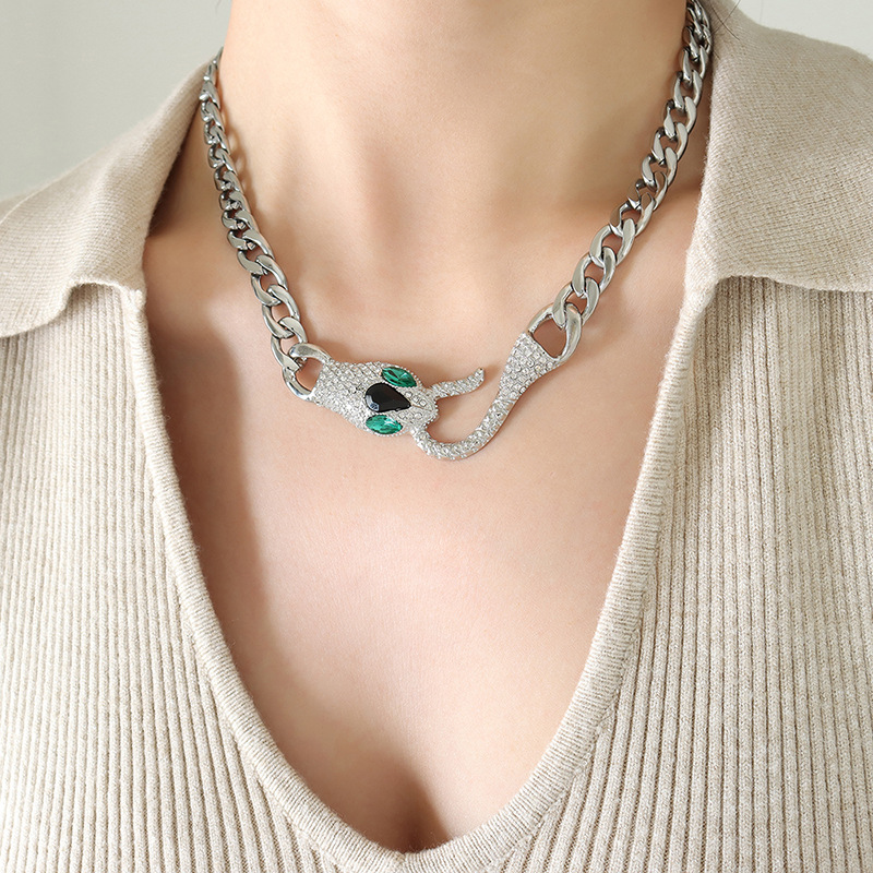18K Gold Fashion Exquisite Snake Head Design Versatile Necklace - Image 13