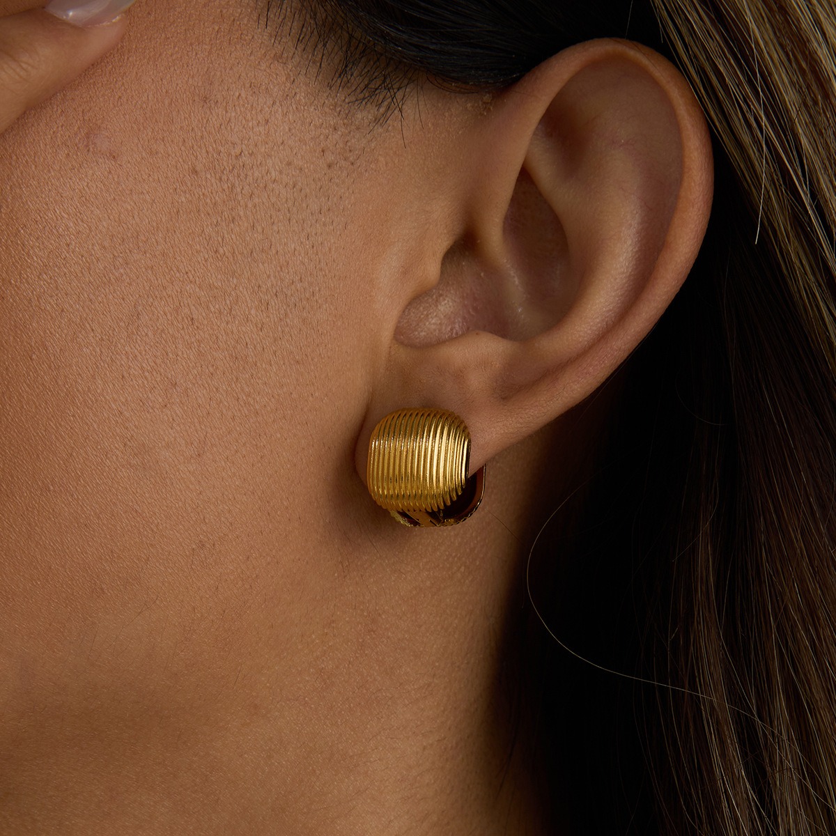 18K gold arc-shaped square with vertical stripes design exquisite and simple earrings - Image 7