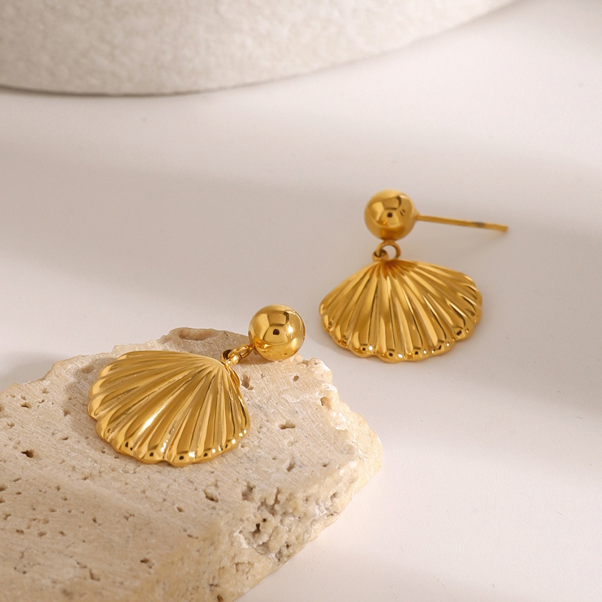 18K gold exquisite and fashionable round beads with shell high-end design earrings - Image 5