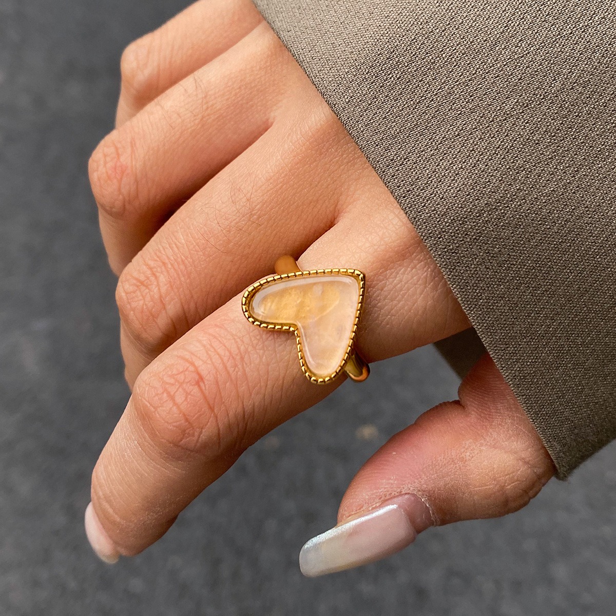 18K gold heart-shaped ring with textured design - Image 7