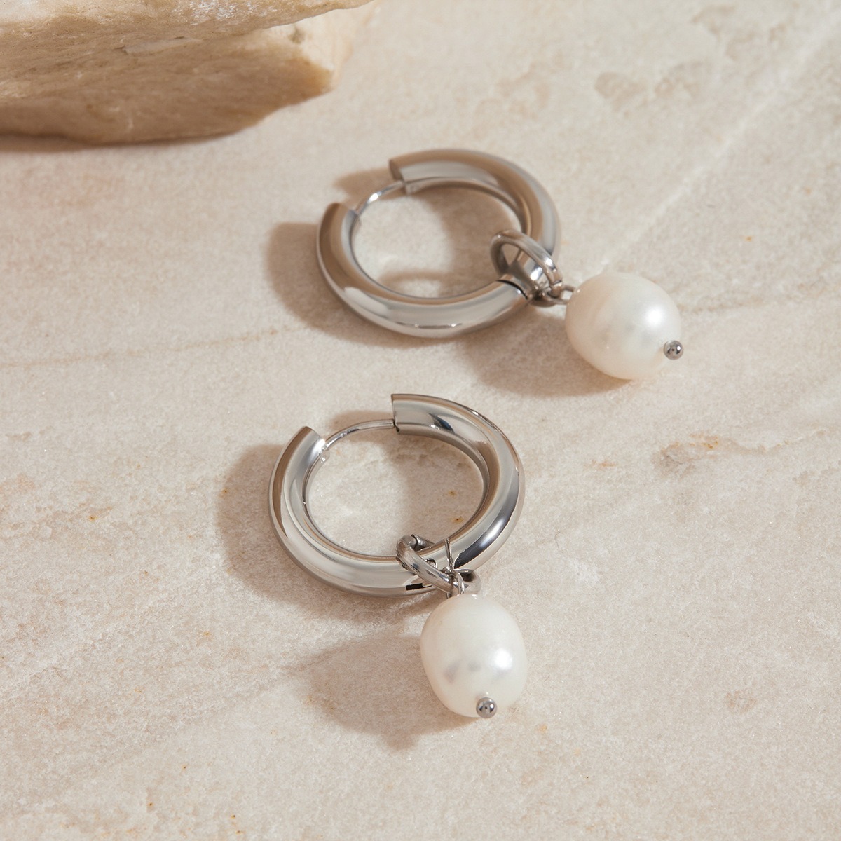 U-shaped earrings with pearl pendant design, fashionable and simple