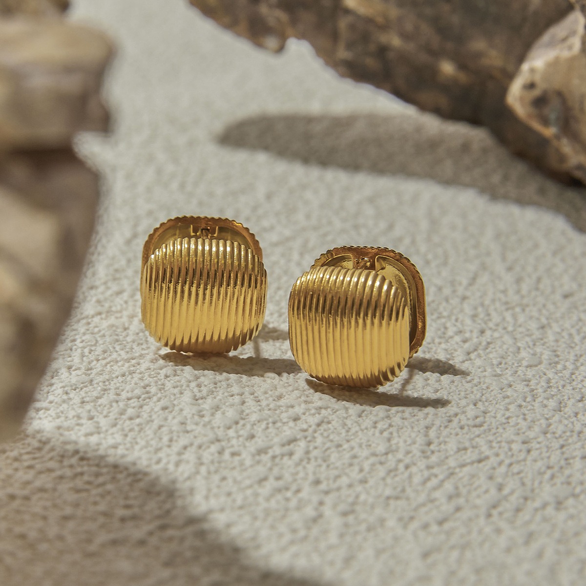 18K gold arc-shaped square with vertical stripes design exquisite and simple earrings - Image 8