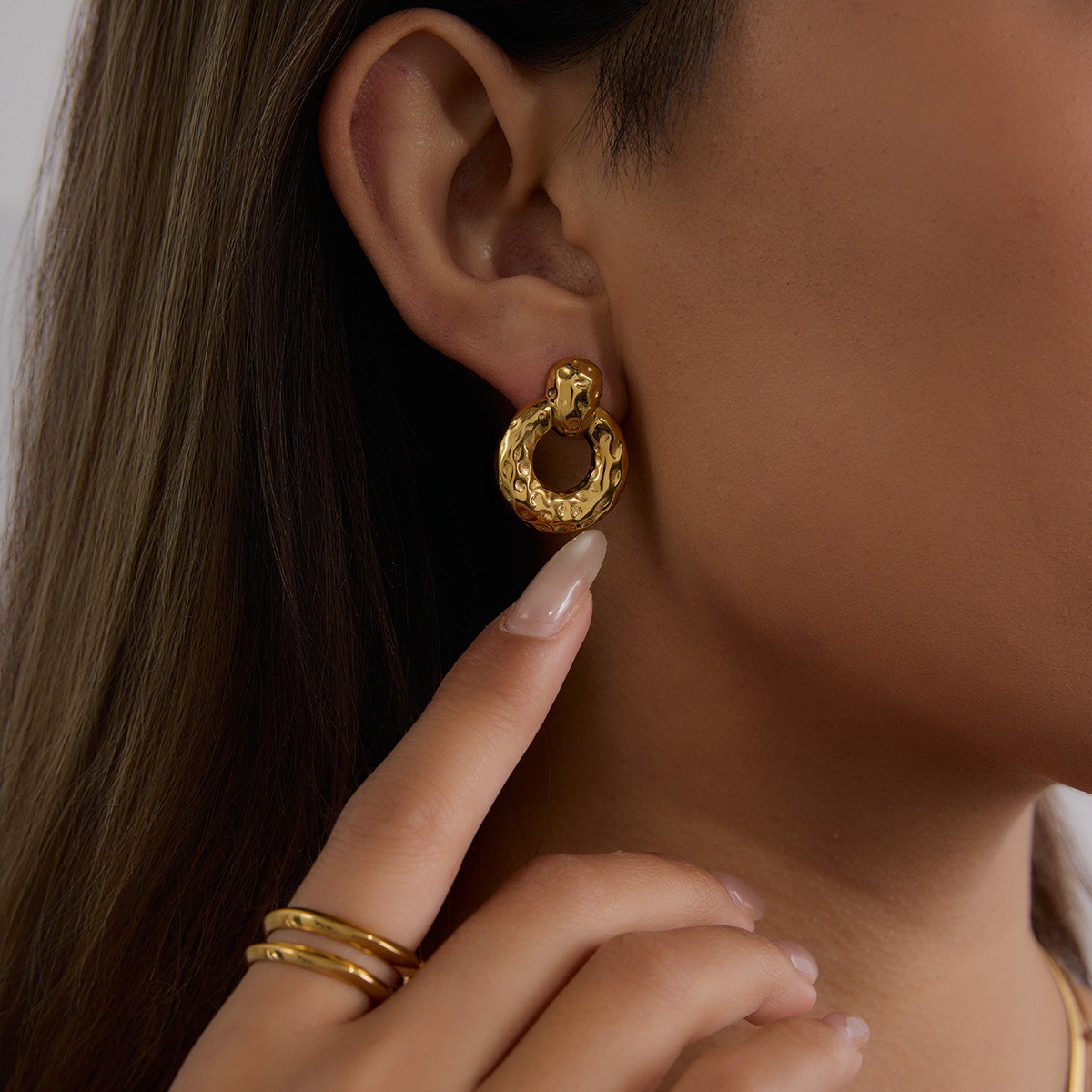 18K gold hollow round with texture design unique personality earrings18K gold hollow round with texture design unique personality earrings - Image 5
