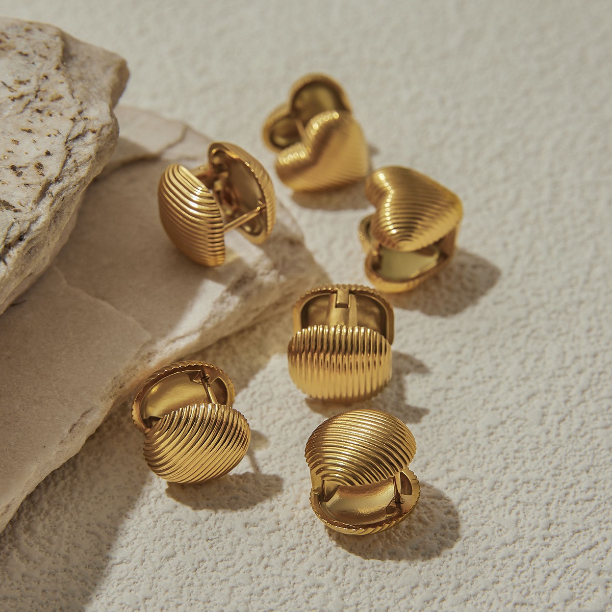 18K gold arc-shaped square with vertical stripes design exquisite and simple earrings