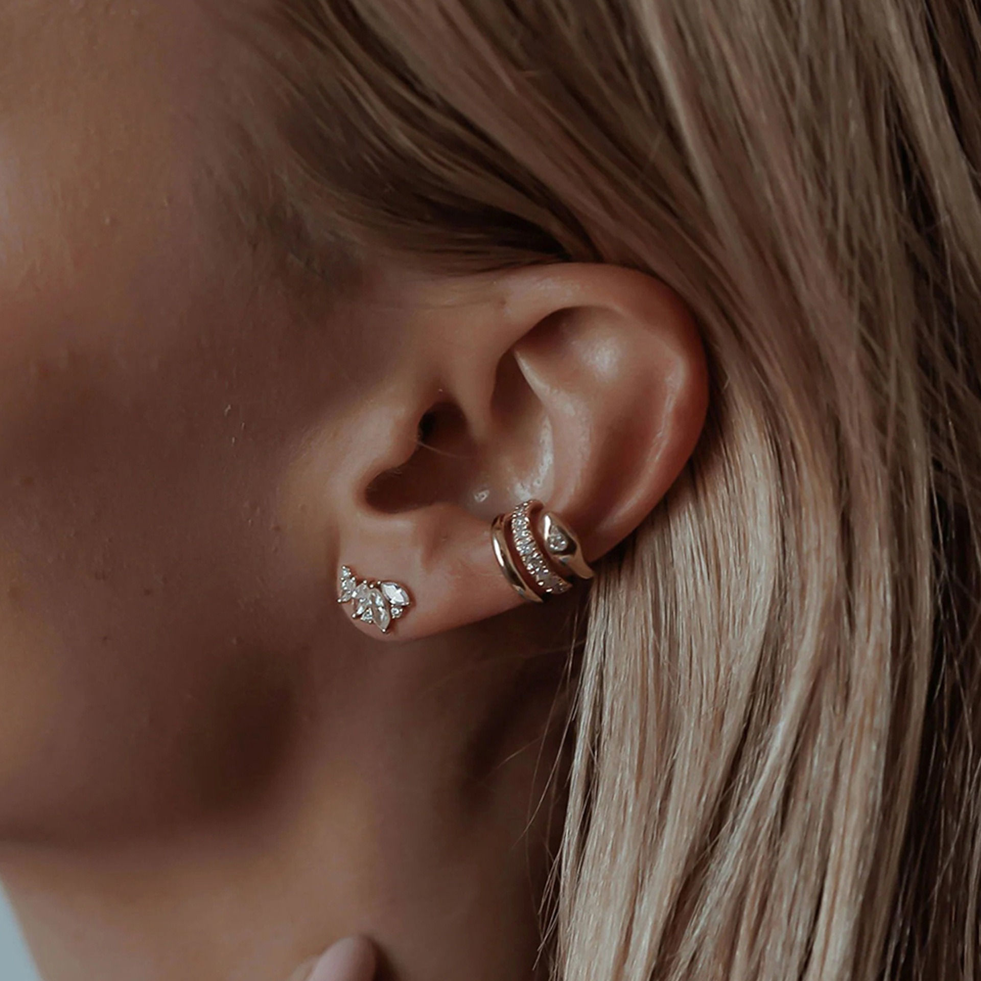 18K gold geometric diamond earrings with exquisite design - Image 7