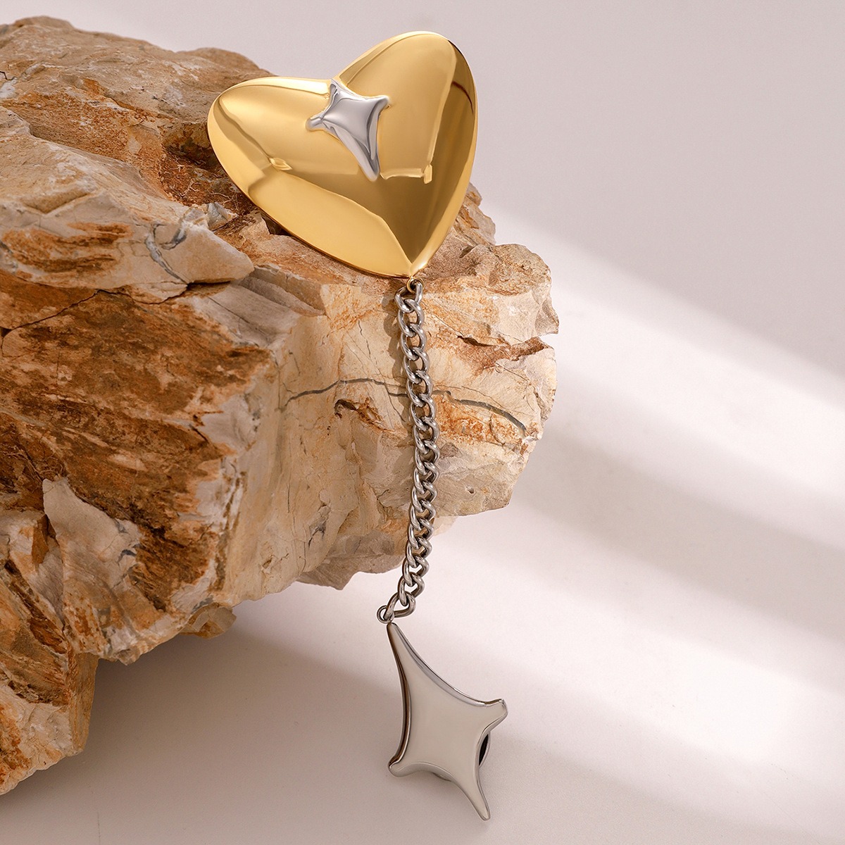18K gold heart-shaped brooch with four-pointed star tassel design, light luxury and unique