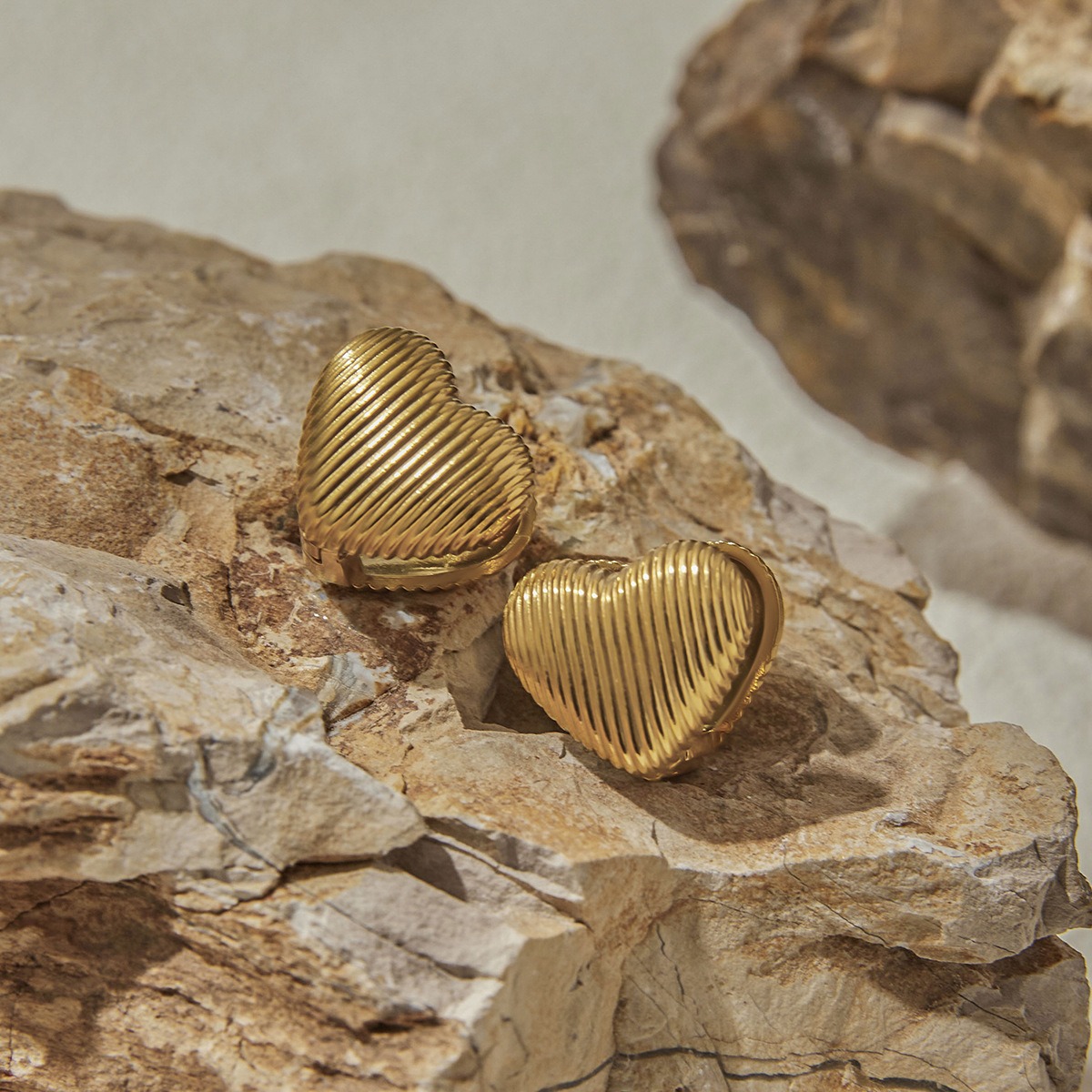 18K gold heart-shaped earrings with textured design, simple and fashionable - Image 8