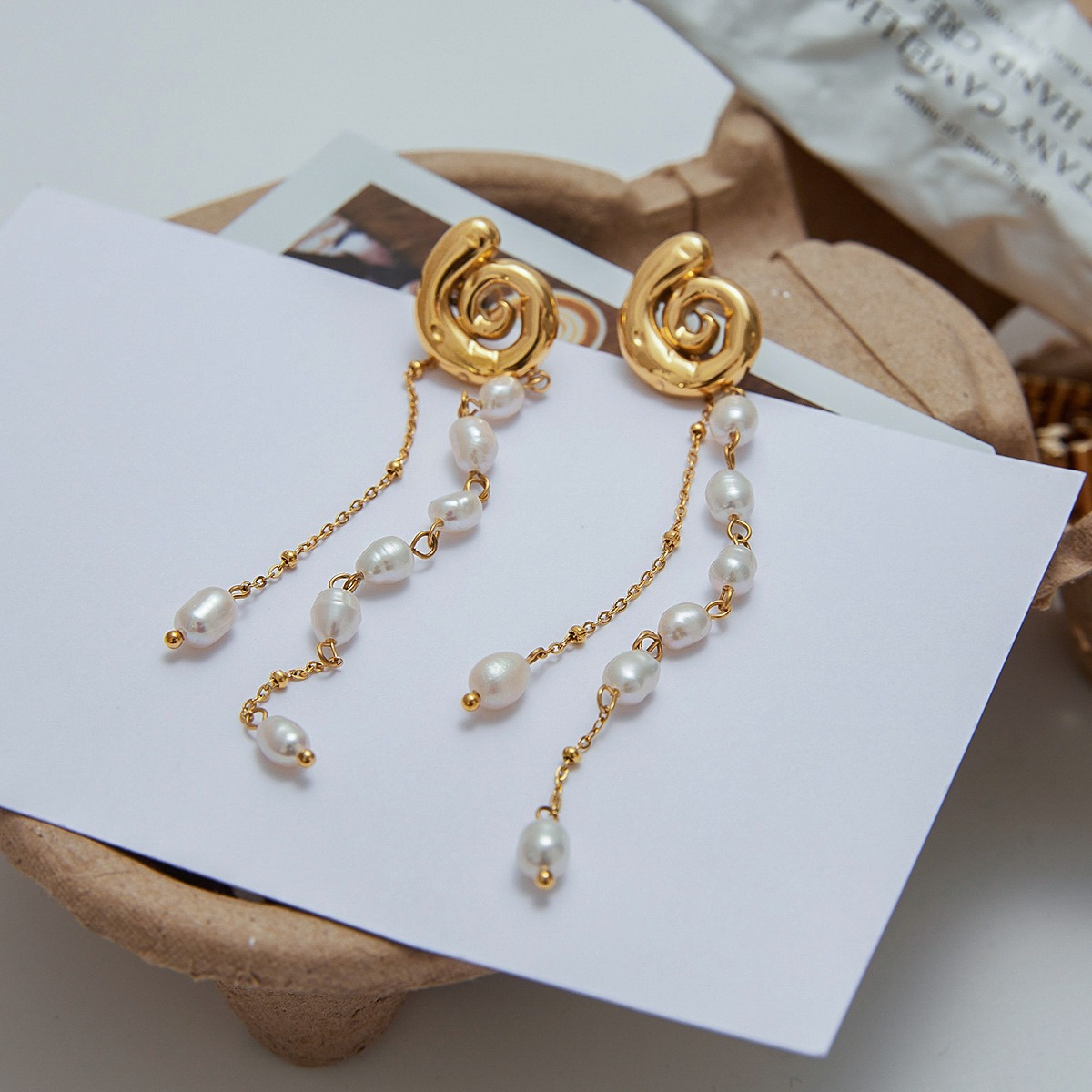 18K gold conch-shaped earrings with pearl tassels, exquisite and noble design