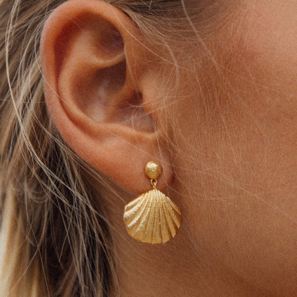 18K gold exquisite and fashionable round beads with shell high-end design earrings - Image 7