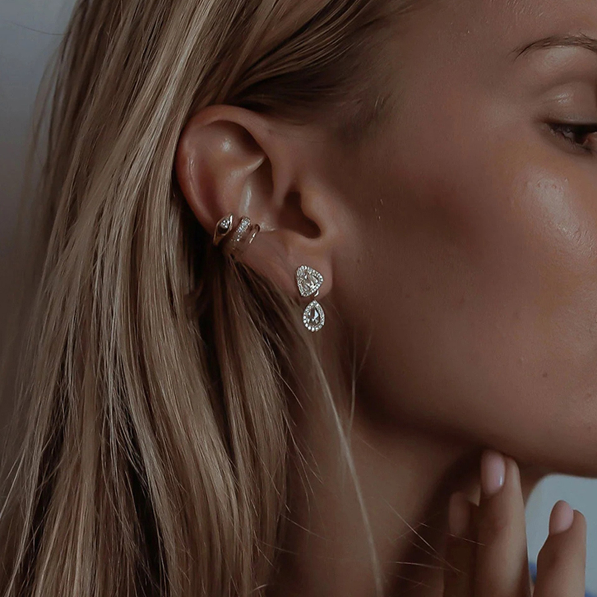 18K gold geometric diamond earrings with exquisite design - Image 8