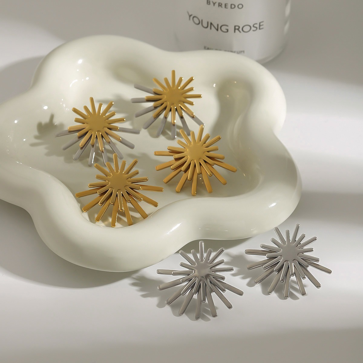 18K gold sun-shaped earrings with simple and elegant design