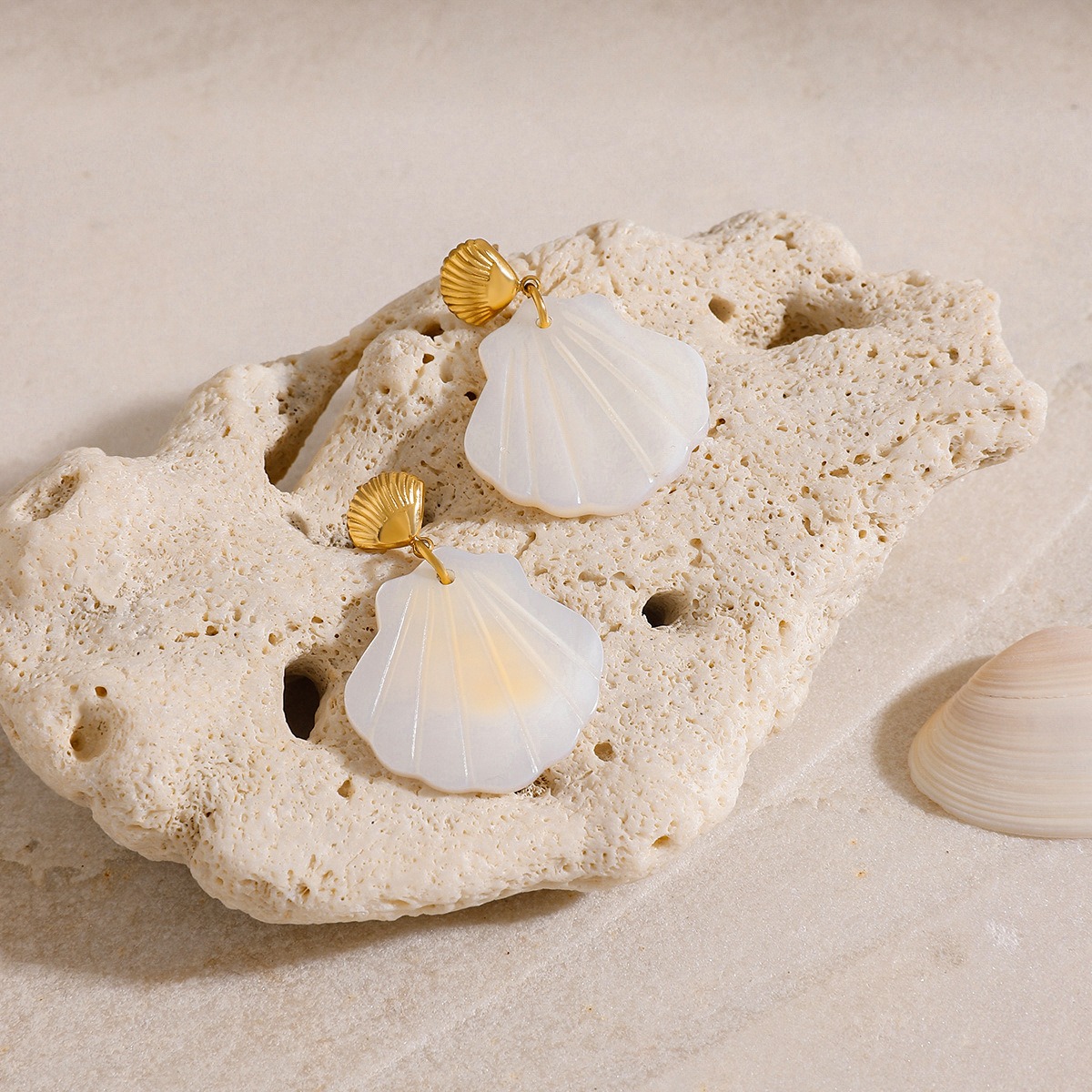 18K gold shell-shaped earrings with exquisite texture design