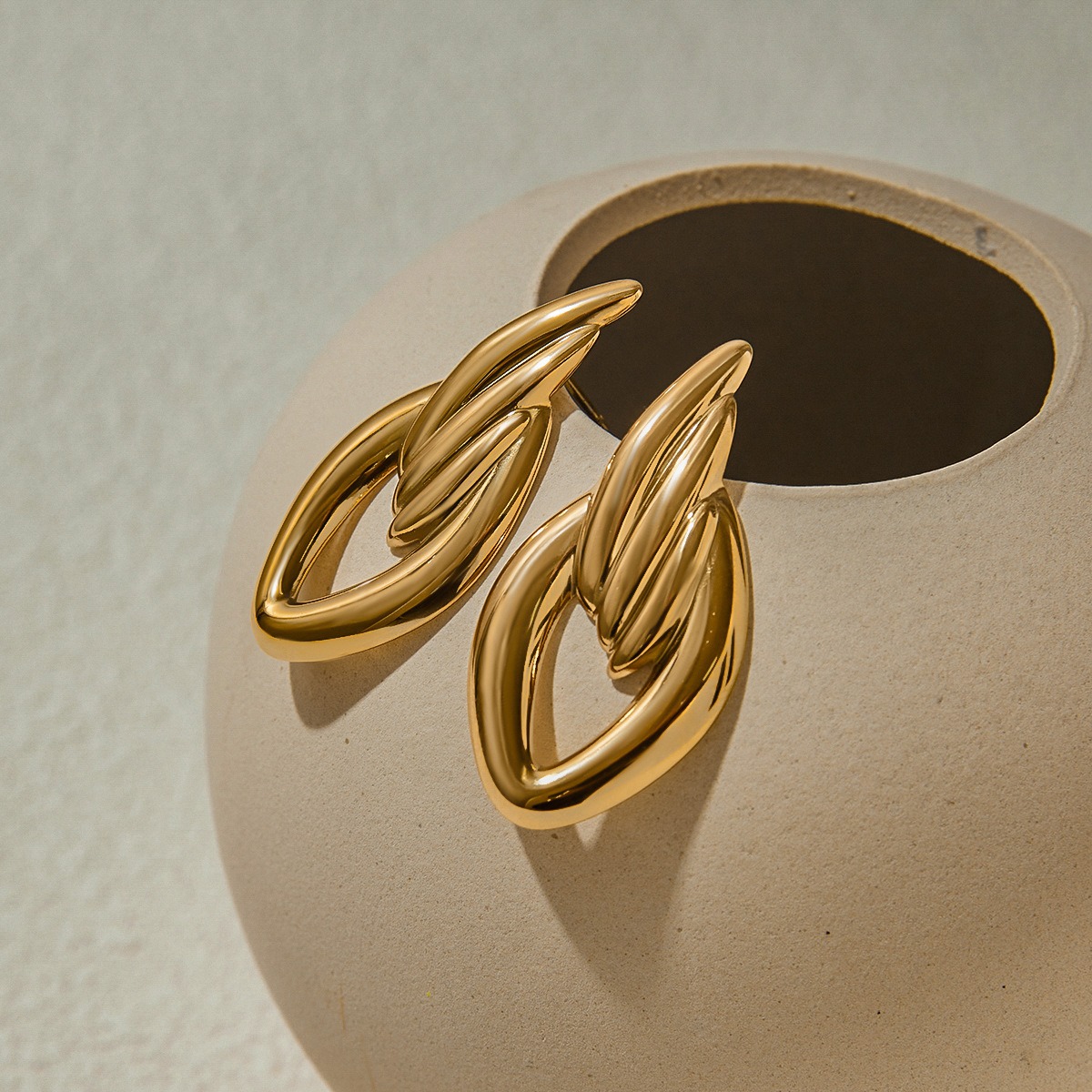18K gold geometric diamond hollow design simple personality earrings - Image 7